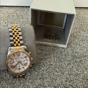MICHAEL KORS Lexington MK5735
Chronograph Tri-Tone 38mm Silver